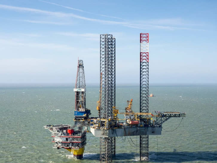 Yeni Sularda Gezinmek: Petrol Endüstrisi Lideri, Artan Talebin Ortasında Açık Deniz Sondajını Artırıyor